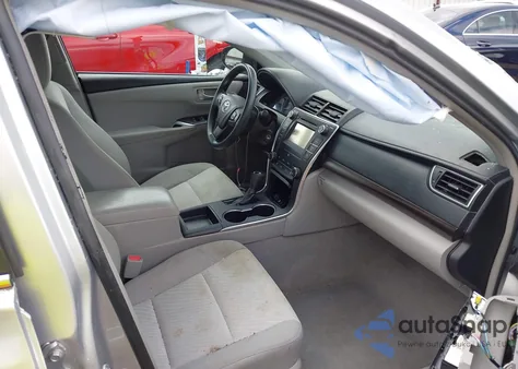 2015 Toyota Camry Le z USA, uszkodzony, nr VIN 4T1BF1FK8FU972805